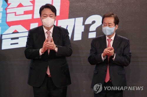 박수치는 홍준표와 윤석열. [연합뉴스]